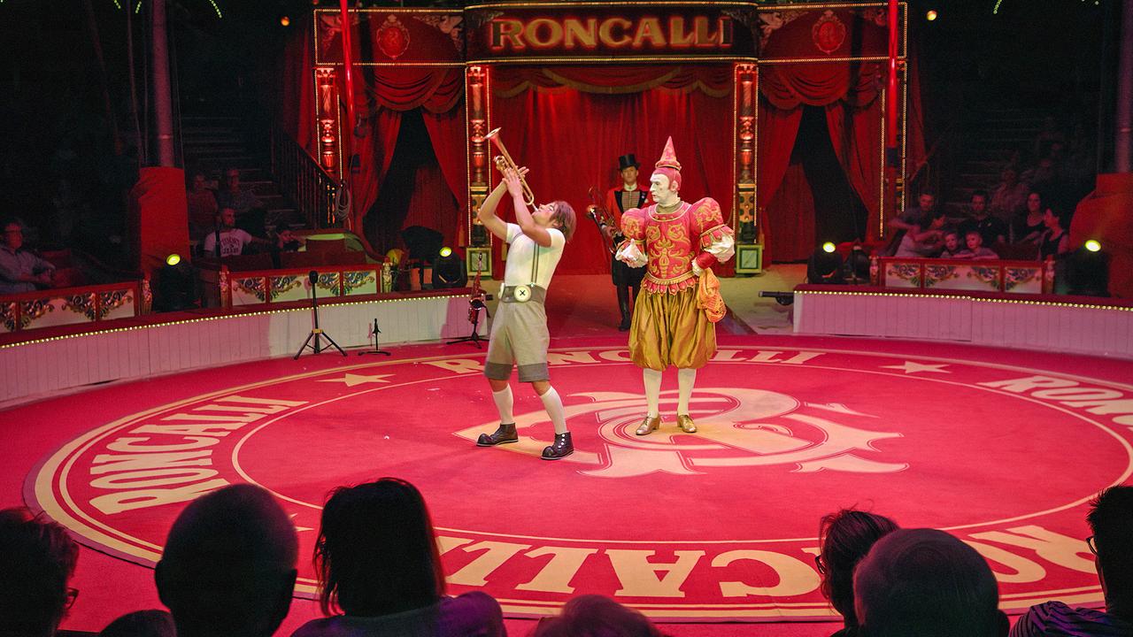 Clown Chistirrín und Gensi Clown in der Manege des Zirkus Roncalli