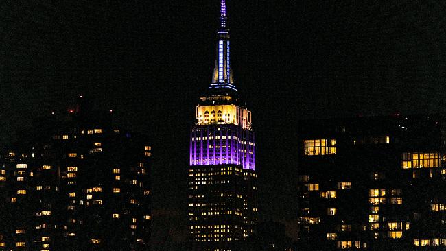 Empire State Building leuchtet in Silber und Violett