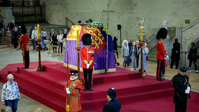 Sarg mit Queen Elizabeth II in der Westminster Hall