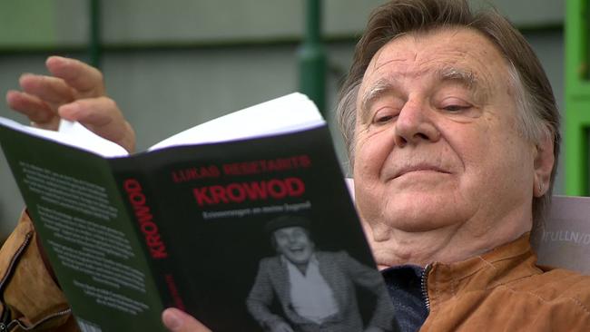 Lukas Resetarits ließt in seinem Buch "Krowod"
