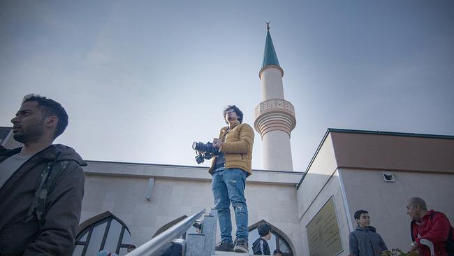 Filmemacher Nour Alsoliman beim Dreh des Fastenbrechens in Wien