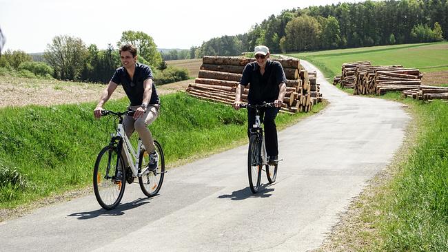 Willi Resetarits und Peter Schneeberger erkunden Stinatz auf Fahrrädern