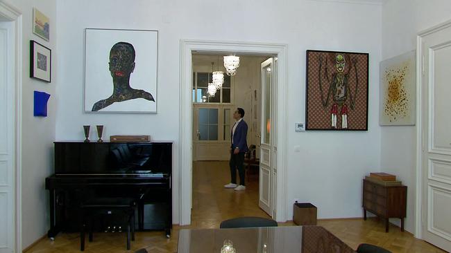 Sammler und Künstlermanager Amir Shariat in seiner Wohnung