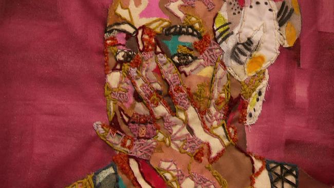 Textilwerk  Frauengesicht hinter vorgehaltener Hand