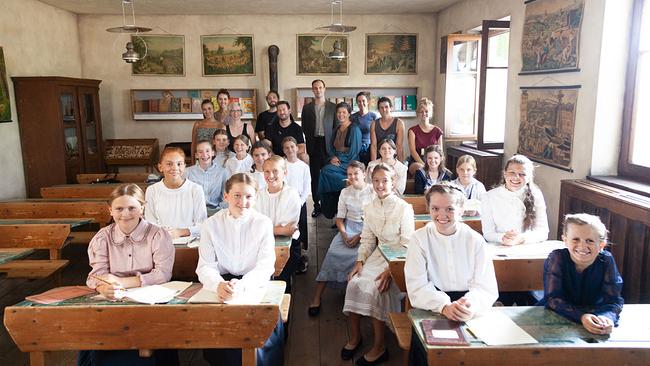 Crew mit Schülerinnen der Schwarzwaldschule sowie den DarstellerInnen für Eugenie Schwarzwald und Oskar Kokoschka