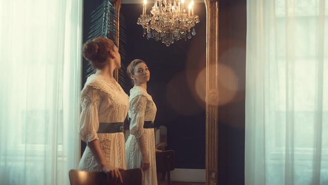 Eugenie Schwarzwald in jungen Jahren vor einem Spiegel