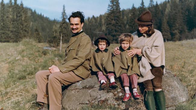 Karl Schwarzenberg mit seinen Kindern Lila, Johannes und seiner Frau Therese beim Wandern, circa 1971/72