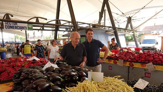 Robert Dornhelm und Peter Schneeberger auf dem Markt in Timișoara