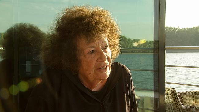 Elizabeth T. Spira auf Kurzurlaub, auf einem Schiff während einer Donaufahrt von Budapest nach Wien