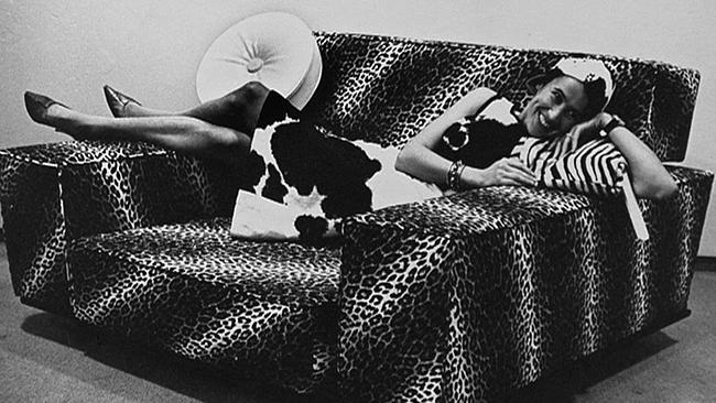 Kiki Kogelnik auf Sofa von Claes Oldenburg