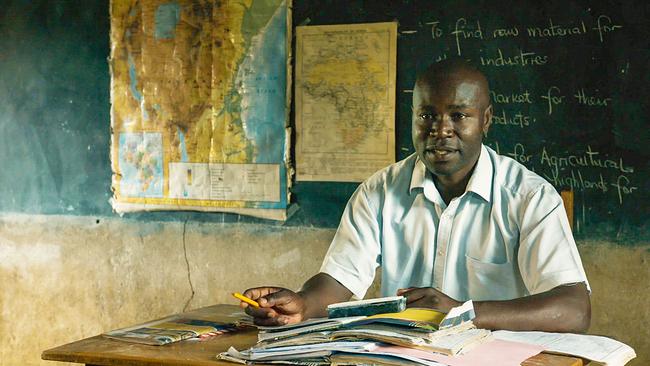Paul Mwamu, Lehrer in Kenia. Fast alle Kinder in seiner Klasse haben Familienangehörige durch Malaria verloren. Er unterrichtet sie in Malariaprävention.