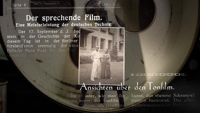 Fotografie von Louise und Jakob Fleck zur Zeit des Tonfilms (ca. 1930) in einer Projektortrommel