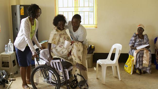 In armen Ländern wird der Monobloc sogar als Rollstuhl eingesetzt