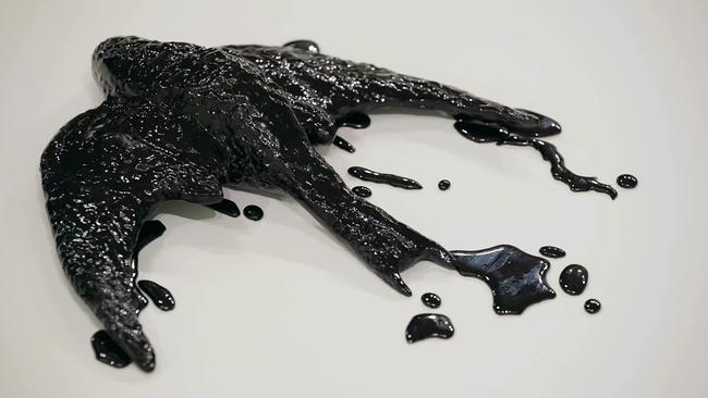 Kunstwerk, Vogel von Erdöl erdrückt