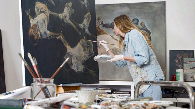 Malerin Michaela Schwarz-Weismann in ihrem Atelier