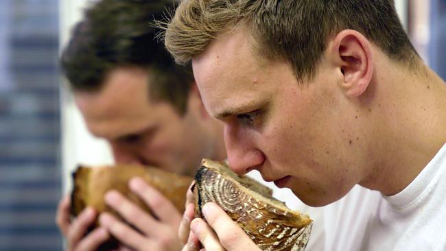 Georg Öfferl und Lukas Uhl riechen an frisch gebackenem Brot