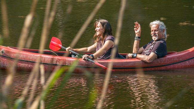 Nora und Thomas Spitzer beim Kanu fahren am eigenen See