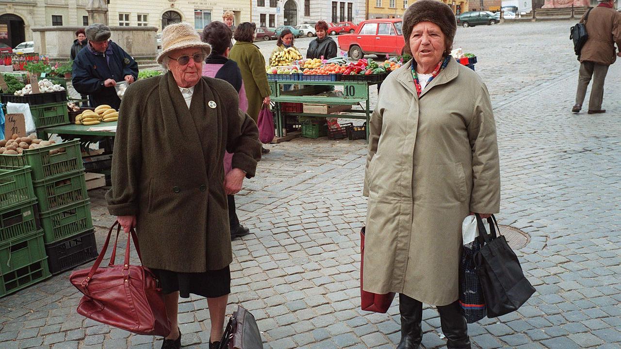 © ORF/Cosmos Factory/Peter Kasperak Zwei Damen am Gemüsemarkt