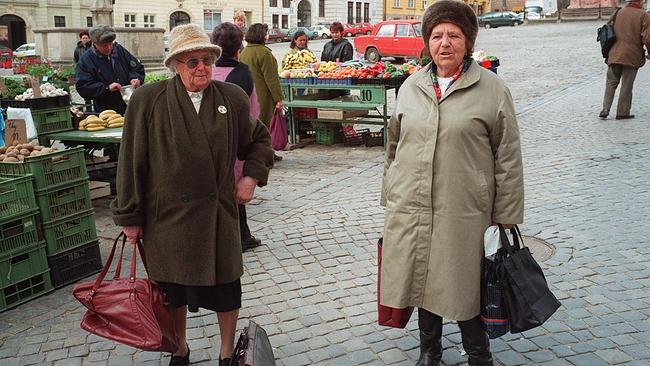 Zwei Damen am Gemüsemarkt