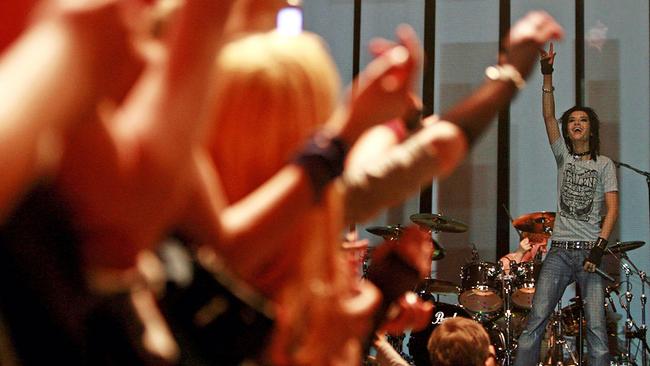 "Bill" der Saenger der Band "Tokio Hotel" vor Fans