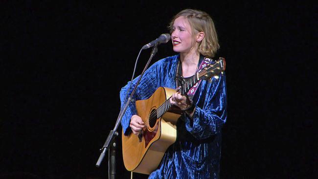 Anna Marbo singend, mit Gitarre
