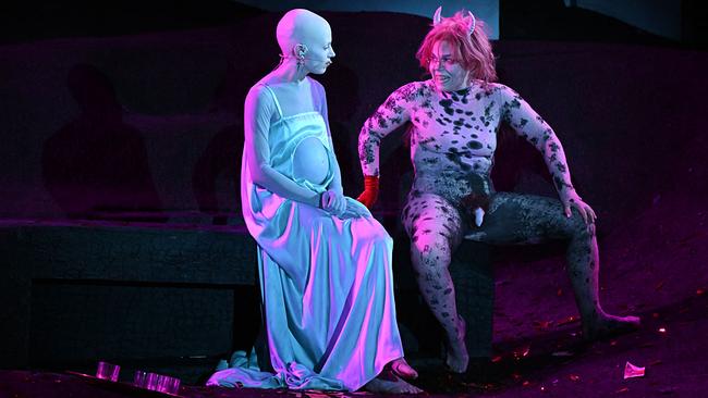 Anja Plaschg (Glaube), Sarah Viktoria Frick (Teufel)