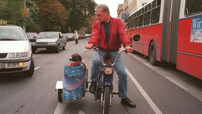Hr. Edmund mit seinem Hund Seppi unterwegs in Untermeidling