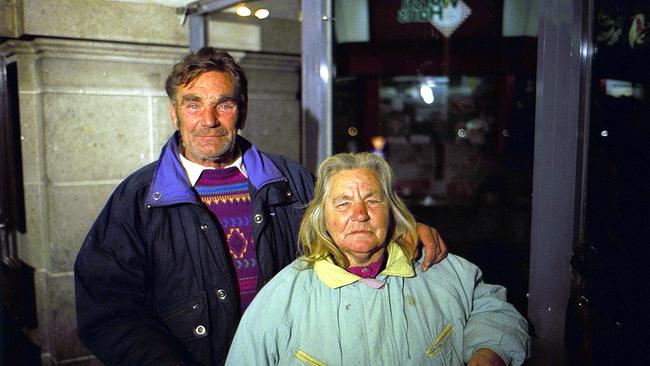 © ORF/Cosmos Factory/Peter Kasperak Die Geschwister Resi und Adolf beim Warmen Hans, einem Würstelstand in Linz. Früher waren beide beim Zirkus, heute sind sie obdachlos