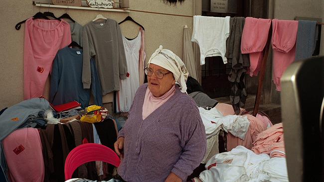 Elfriede - Textilverkäuferin am Markt