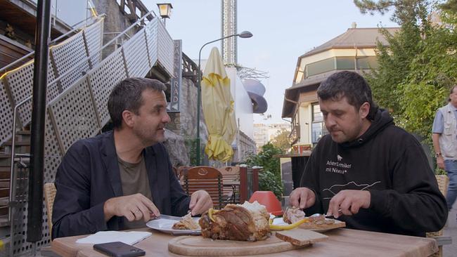 Florian Klenk und Christian Bachler beim Stelzenessen