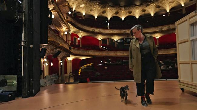 Claudia Bauer mit Hund auf der Bühne des Volkstheaters
