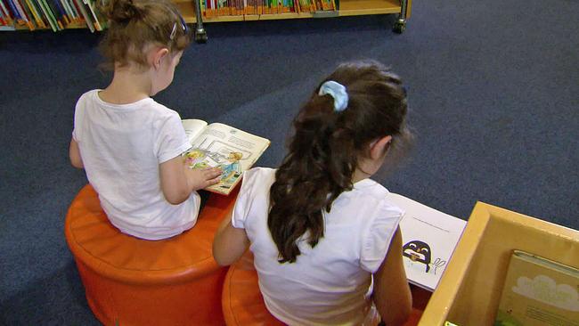Zwei Mädchen lesend