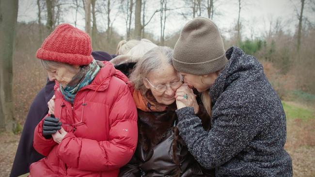Birthe, Grethe und Pflegekraft Lotte erfreuen sich an den Berührungen und der Zuneigung im Wald