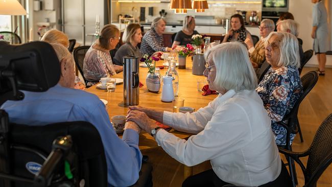 Bewohnerinnen und Bewohner versammelt am Tisch