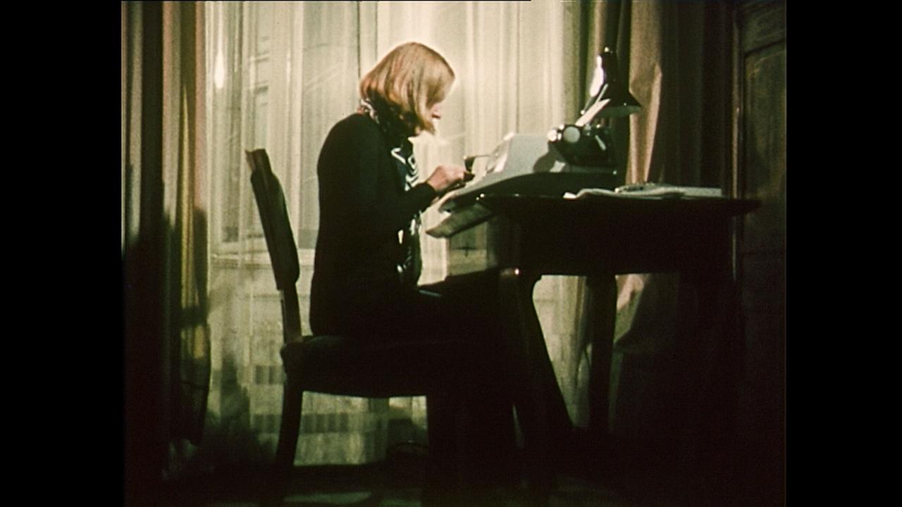 Ingeborg Bachmann am Schreibtisch