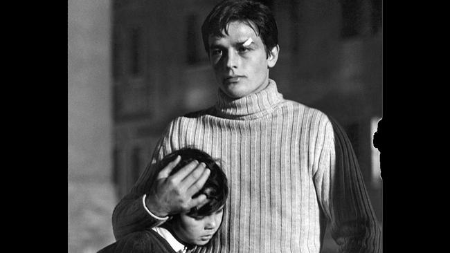 Alain Delon mit Rocco Vidolazzi im Film "Rocco e i suoi fratelli/Rocco und seine Brüder", 1960 unter der Regie von Luchino Visconti