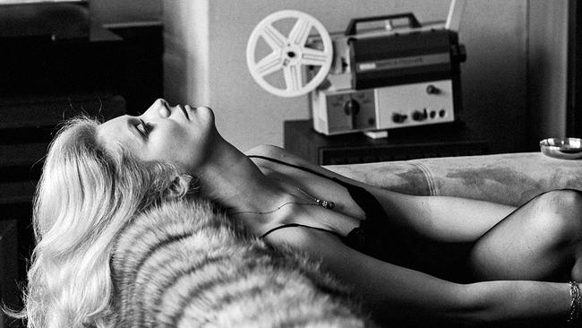 Die französische Filmschauspielerin Catherine Deneuve führt in „Catherine Deneuve - Ein Leben auf der Leinwand“ selbst durch das von ihr gezeichnete Porträt