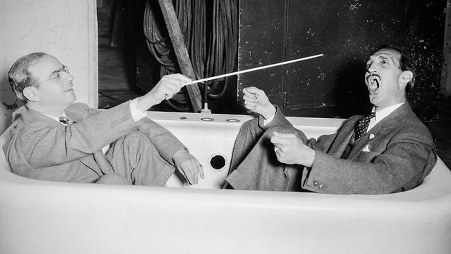 Der österreichische Komponist Max Steiner humorvoll in der Badewanne dirigierend