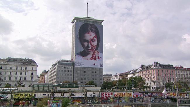 Ringturm mit Kunstwerk von Gottfried Helnwein