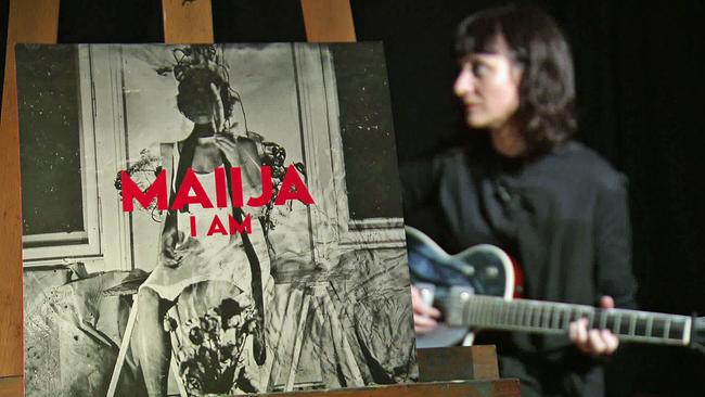 Marilies Jagsch hinter Cover von "MAIIJA"