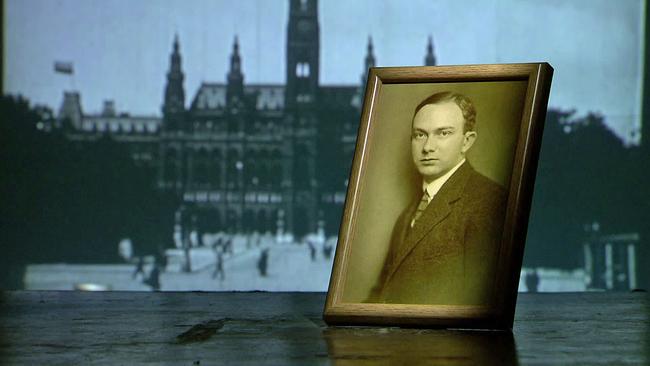 Foto von Otto Kallir vor alter Aufnahme Stephansdom