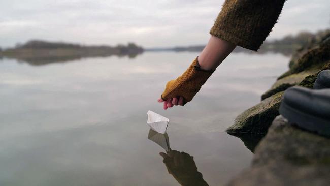 Karin Peschka lässt Papierschiffchen zu Wasser