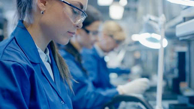 © ORF/9325-8317 Québec Inc. 2022 In einem Labor der Technologieentwicklung