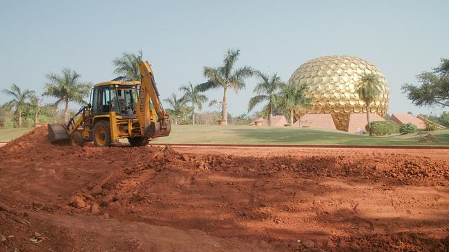 Die große goldene Kugel, das Matrimandir, geistiges Zentrum von Auroville, soll nun bald von einem großen See umringt werden