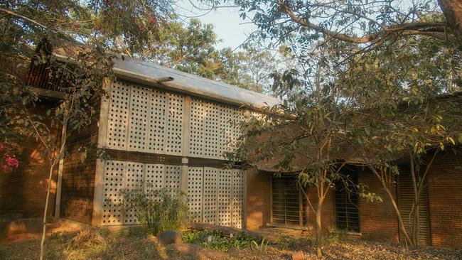 Das aus lokalen Rohstoffen gebaute Wall House der Architektin Anupama Kundoo, vereint moderne Ästhetik mit traditioneller Nachhaltigkeit
