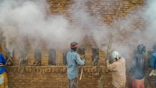 Aus lokal hergestellten Rohziegeln wird ein gigantischer, temporärer Brennofen aufgeschichtet, um alle hergestellten Tonziegeln direkt vor Ort zu brennen
