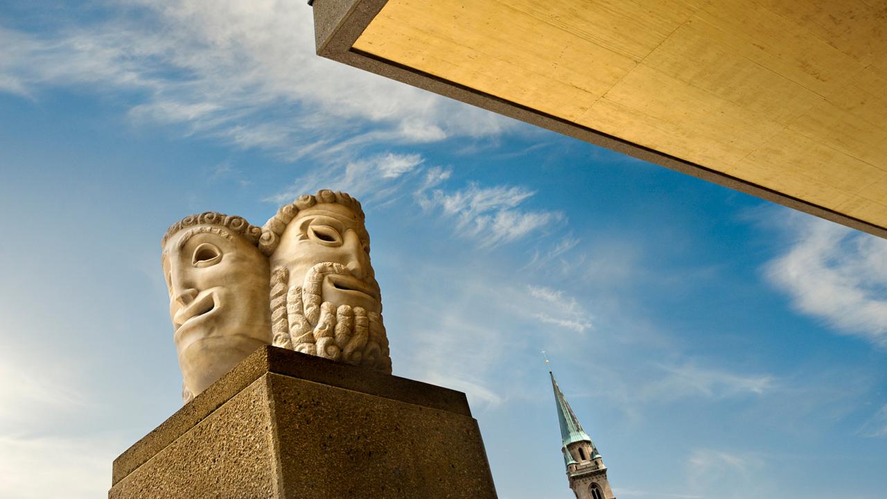 Masken vor Festspielhaus Salzburg