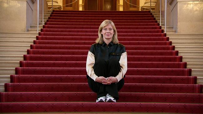 Caroline Peters auf Treppen Burgtheater