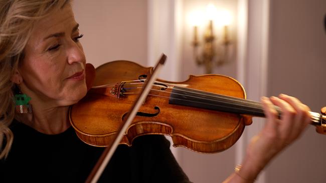 Nahaufnahme: Anne-Sophie Mutter spielt auf ihrer Stradivari