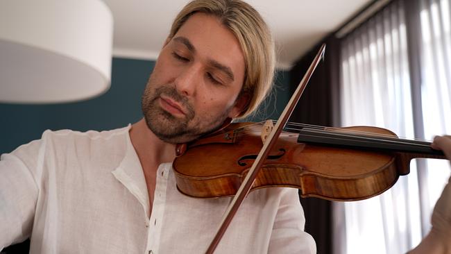 Nahaufnahme: David Garrett spielt auf einer seiner geigen. Er hat die Augen geschlossen, wirkt versunken